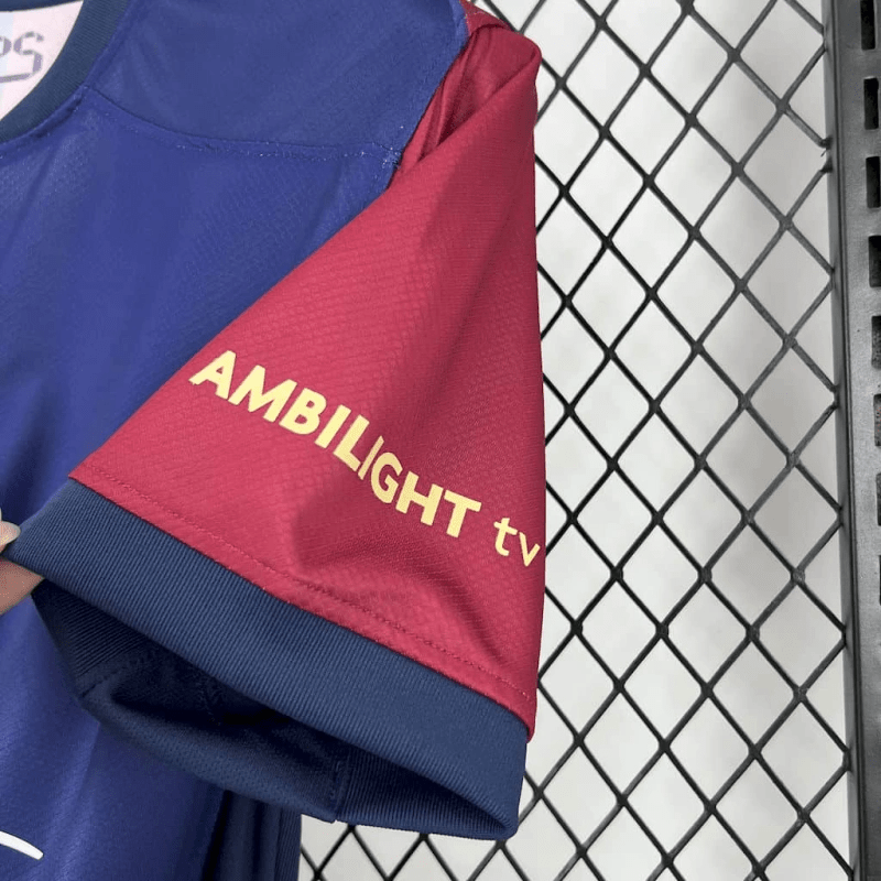 Camisa Barcelona Edição Especial Taylor Swift 2025 - Vermelha e Azul - (Feminina) - DA Sports Oficial