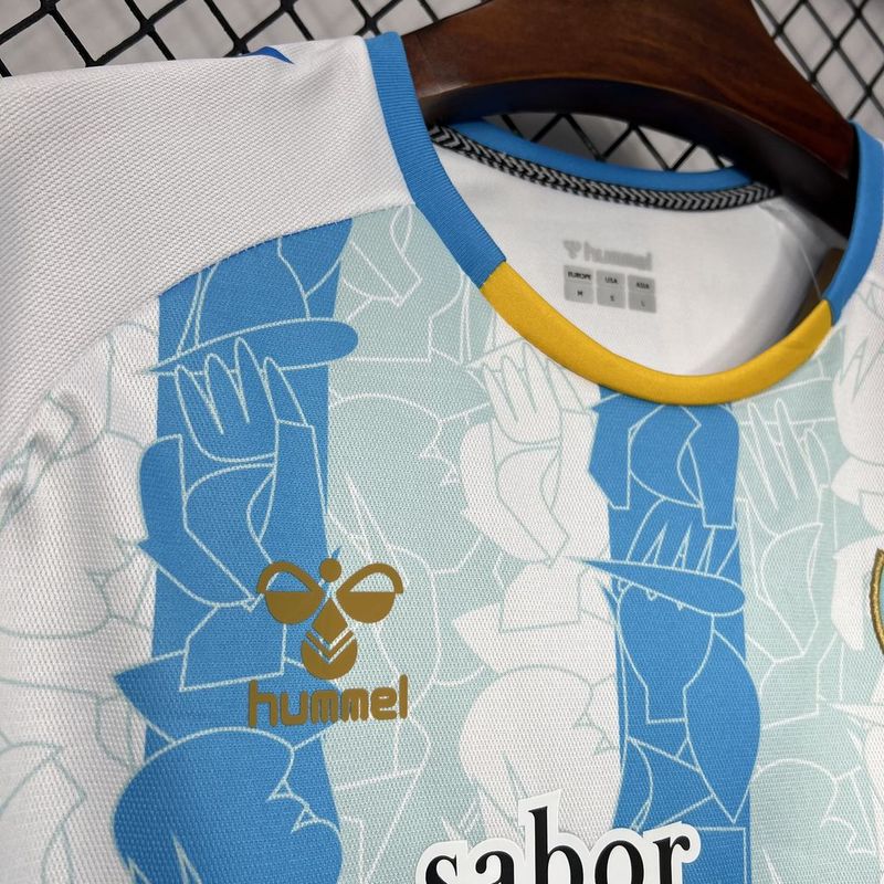 Camisa do Málaga I 24/25 - Branca e azul - DA Sports Oficial