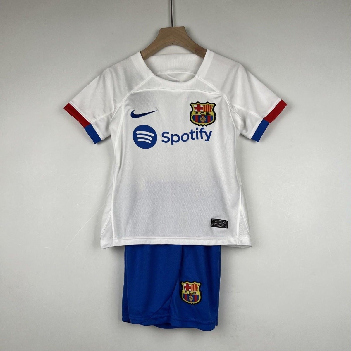Kit Infantil Barcelona II 23/24 Nike - Branco - DA Sports Oficial