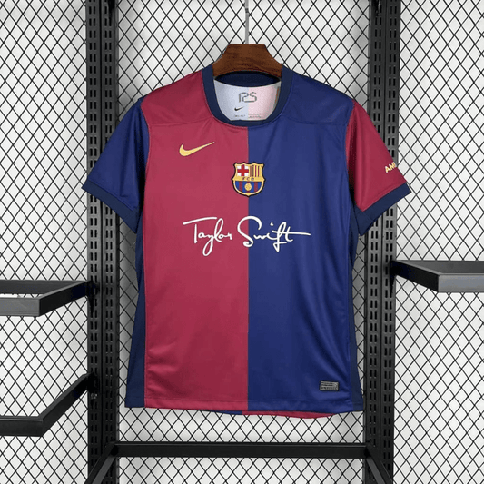 Camisa Barcelona Edição Especial Taylor Swift 2025 - Vermelha e Azul - (Feminina) - DA Sports Oficial