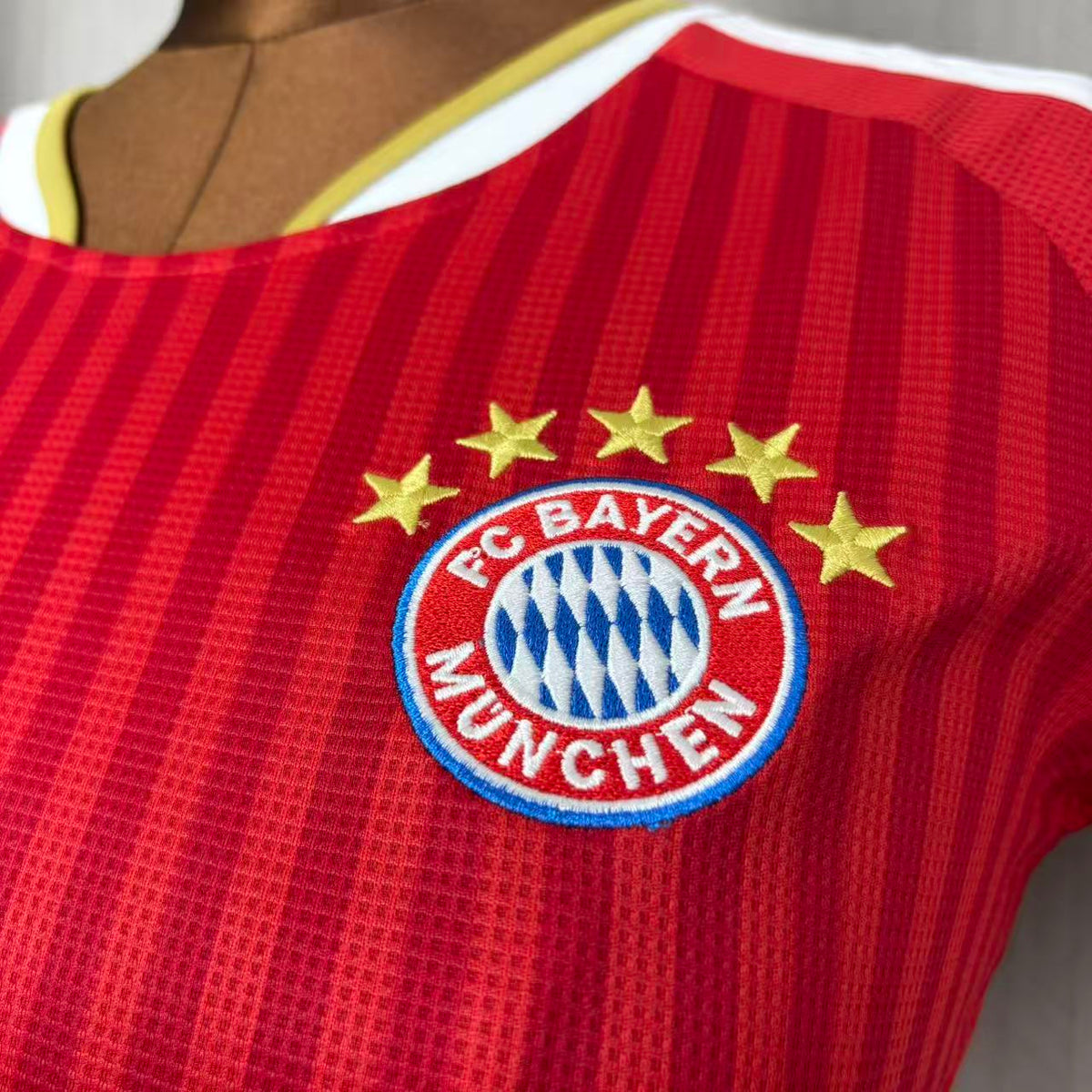 Camisa Feminina do Bayern de Munique Home 2026/27 Torcedor