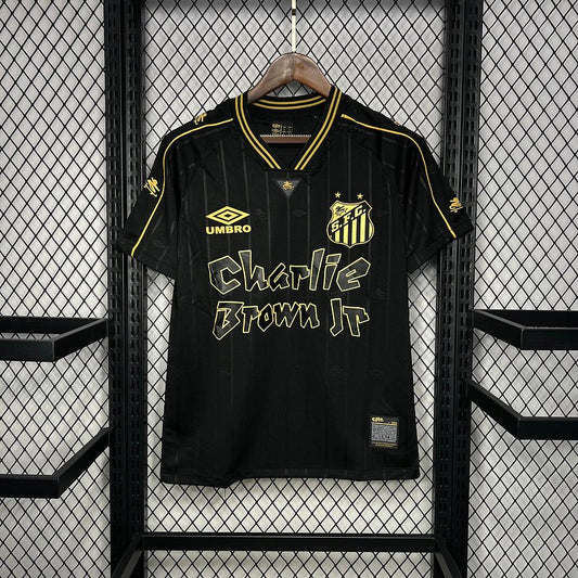 Camisa Santos Edição Charlie Brown Jr 24/25 Preta - Umbro Masculino Torcedor - DA Sports Oficial