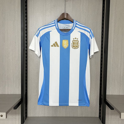 Camisa Seleção Argentina Home 2024/25 + Patch Campeão - Branca e Azul - DA Sports Oficial