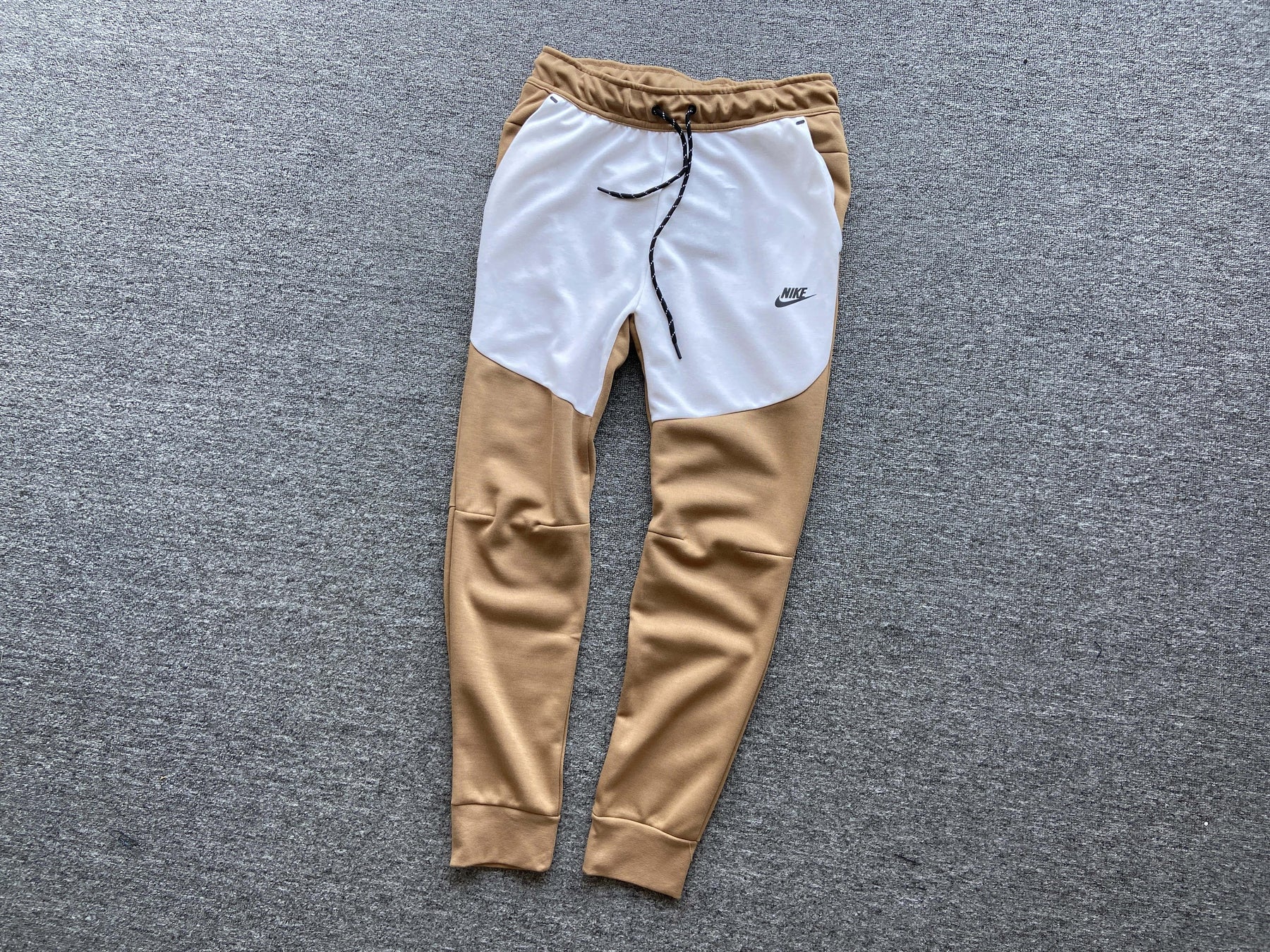 Conjunto Tech Fleece Nike - Bege/Branco - DA Sports Oficial