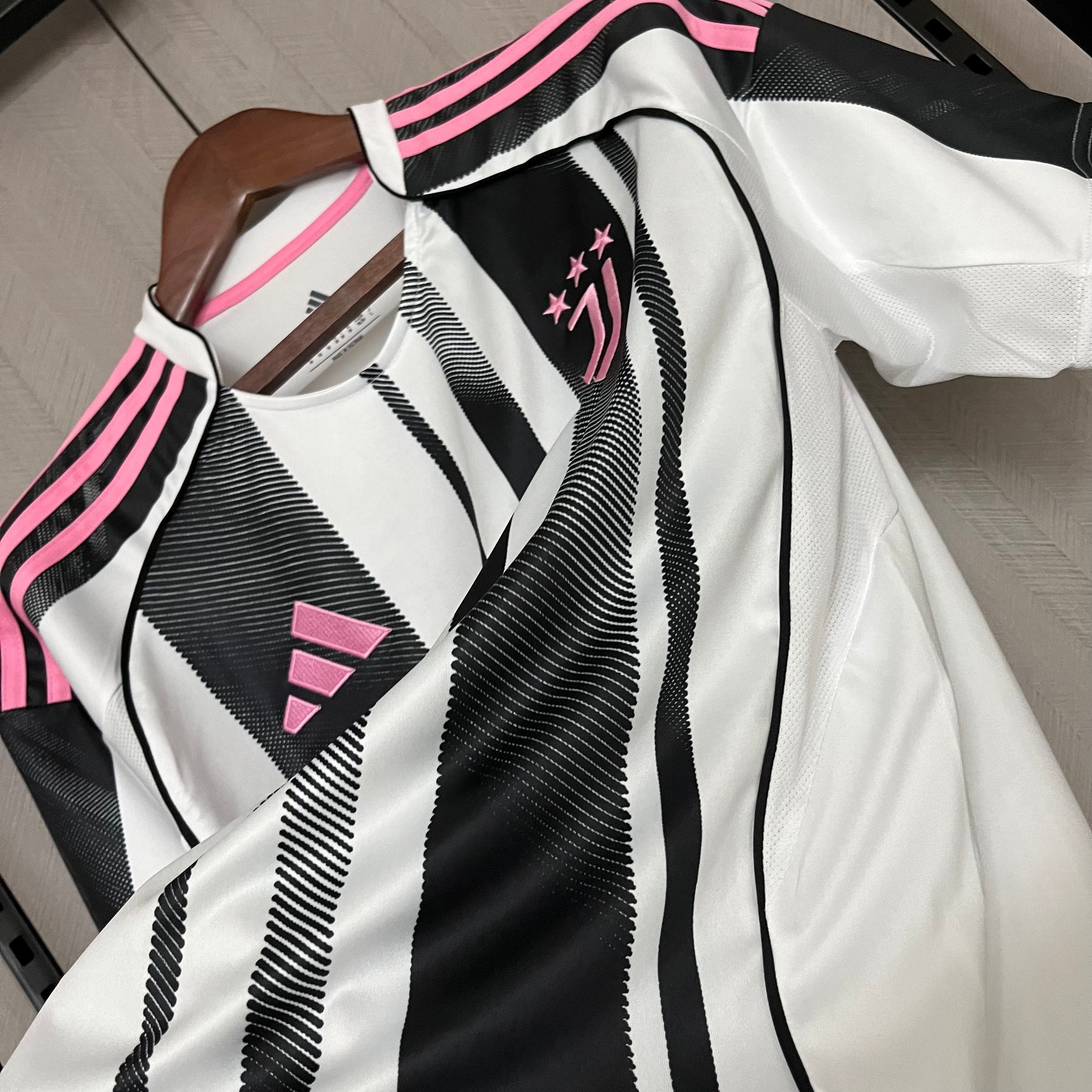 Camisa da Juventus Home 2025 - Preta e Branca