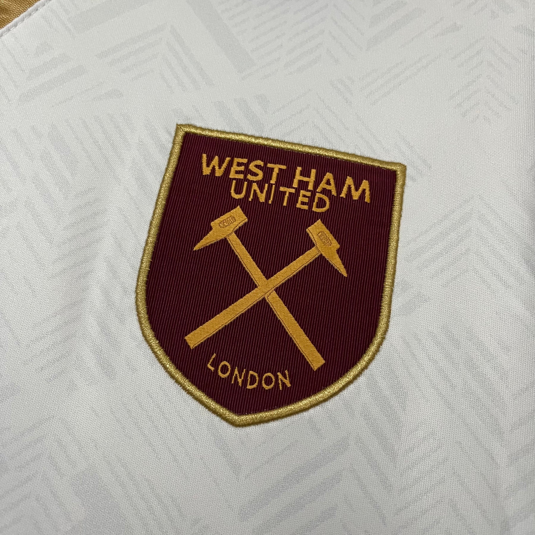 Camisa West Ham Third 24/25 Branca e Grená Torcedor Masculina Umbro