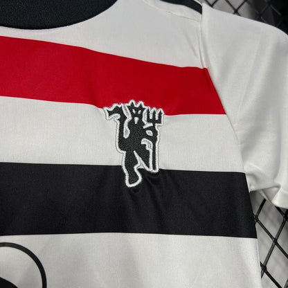 Kit Infantil Manchester United 24/25 - Branco e Vermelho - DA Sports Oficial