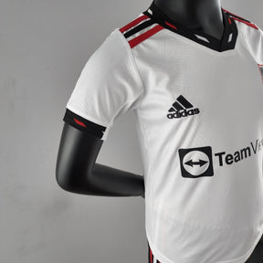Kit Infantil Manchester United II 22/23 Adidas - Branco - DA Sports Oficial