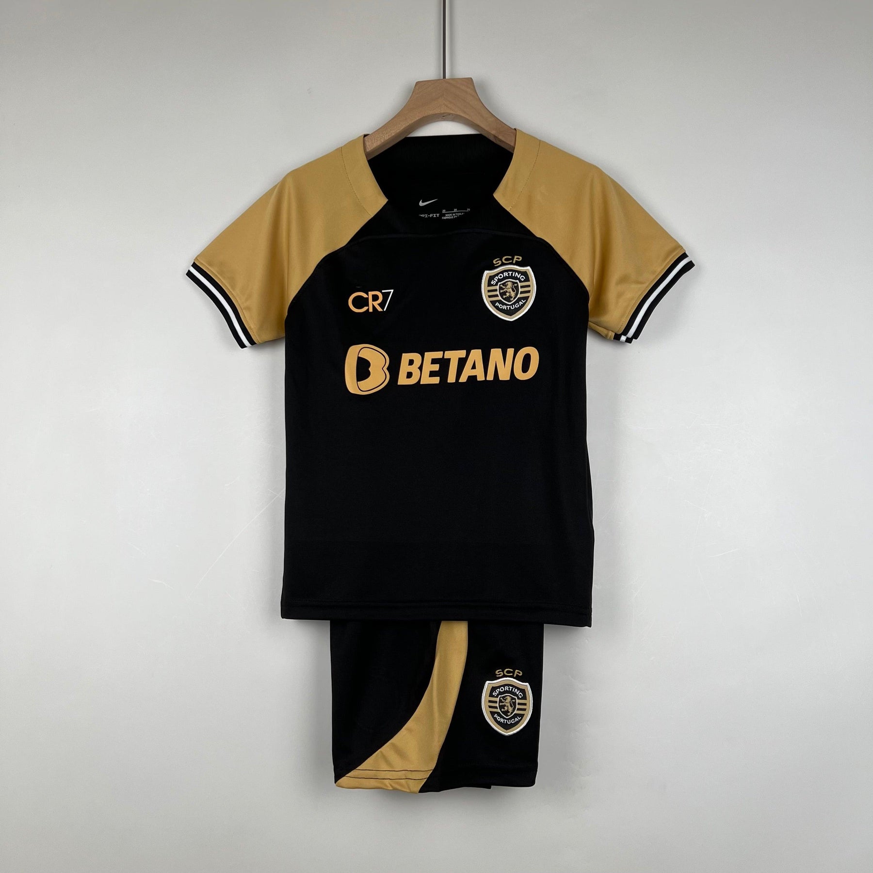 Kit Infantil Sporting III 23/24 CR7 - Preto e Dourado - DA Sports Oficial